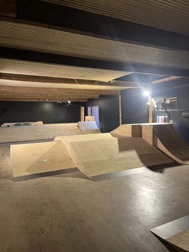 Inomhusskatepark med flera träramper under konstruktion