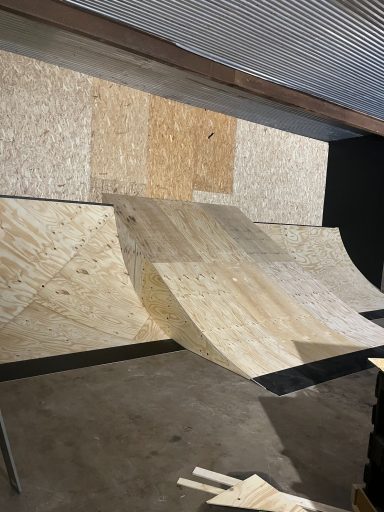 Träramp med plattform och kurva i skatehall