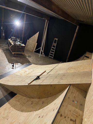 Träramp under konstruktion i inomhushall